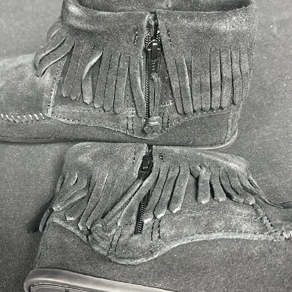 Minnetonka Women’s Concho Feather Black Boot (2931) - Picture 5 of 9